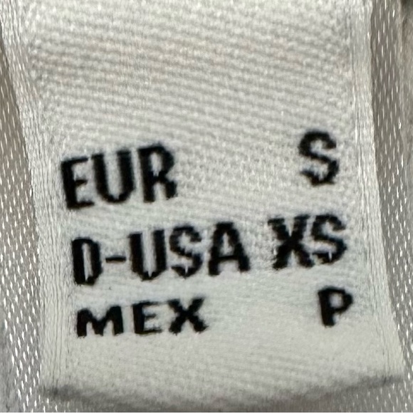 Long sleeve, short white XS white sweater with buttons. - Picture 4 of 4